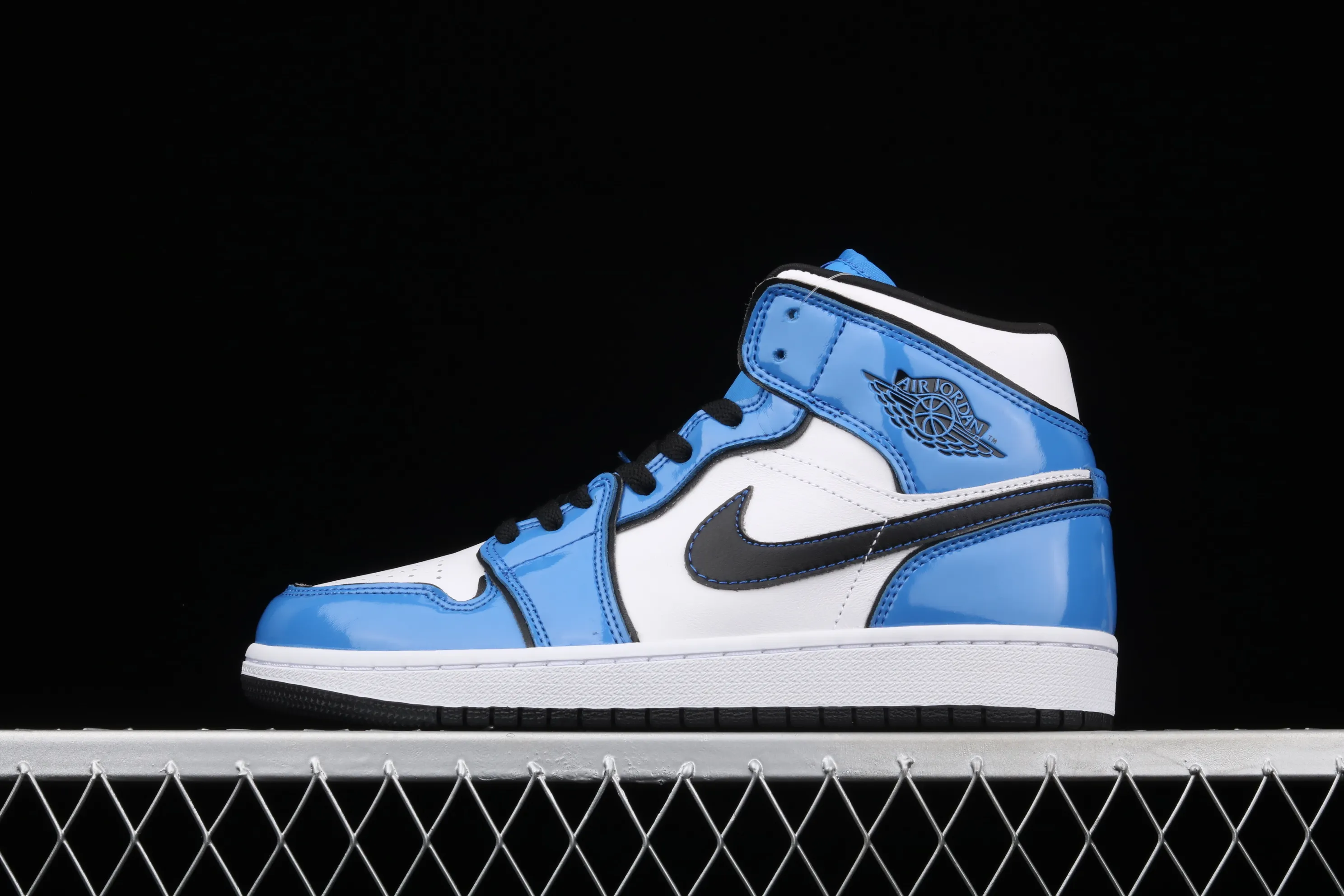 All categories Air Jordan Jordan series basketball shoes Air Jordan 1 Mid Air Jordan 1 Mid AJ1 Joe 1 patent leather white and blue Zhongbang basketball shoes DD6834-402